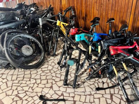 20 de biciclete și o trotinetă electrică fără acte de proveniență, estimate la aproximativ 475.000 de lei, descoperite de polițiștii de frontieră
