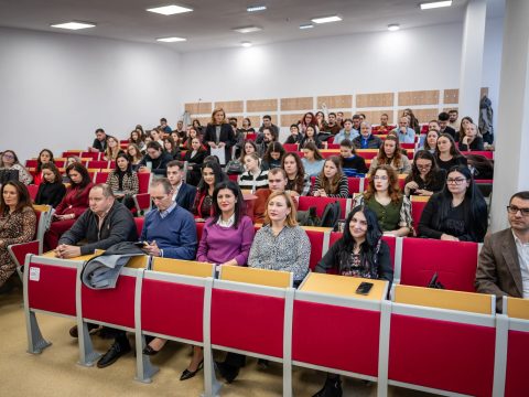 Simpozion studențesc „Economia-Prezent și Viitor” la UAV Arad
